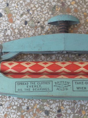Manual Clothes Wringer Collector's Item with Crank and 2 Rollers