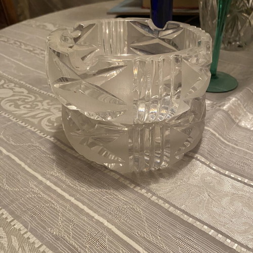 Set of two carved crystal ashtrays like new, 13cm diameter