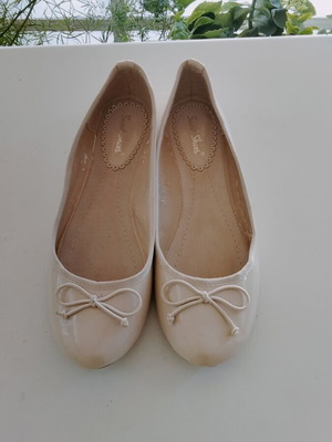 Sweet Shoes beige patent leather ballerinas, size 40