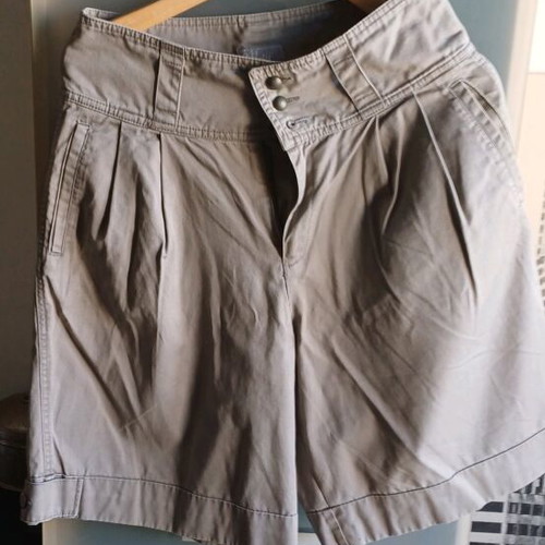 Abercrombie & Fitch high-waisted bermuda shorts like new, beige, size M