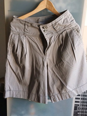 Abercrombie & Fitch high-waisted bermuda shorts like new, beige, size M