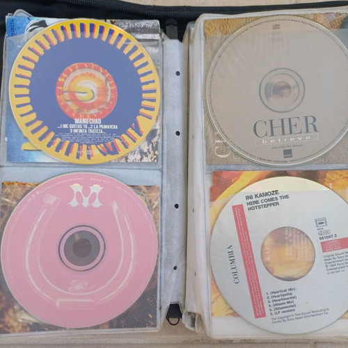 CD singles used, pack of 24 assorted