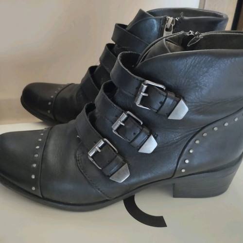 Leather ankle boots like new, Italian Tsakiris, size 39, black