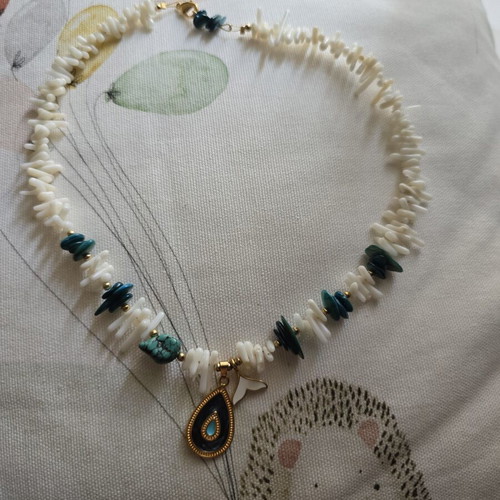 Necklace like new, white and multicolor