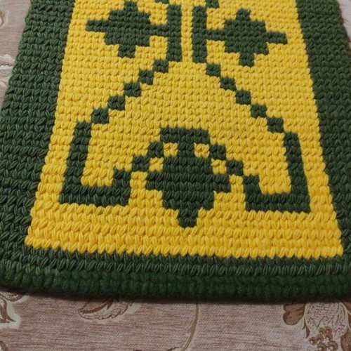 Wool knitted rug like new, size 70x42 cm