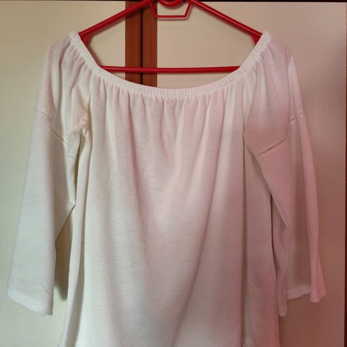 White Pull & Bear blouse like new with off-shoulder and 3/4 sleeve size M