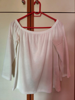 White Pull & Bear blouse like new with off-shoulder and 3/4 sleeve size M