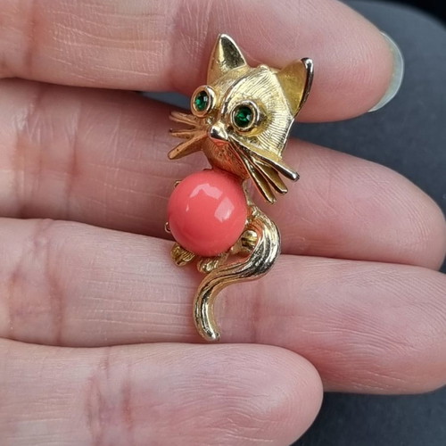 Cat brooch vintage