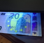 UV light device for counterfeit banknotes detection