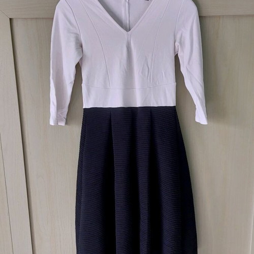 Women's dress black and white with airy skirt and 3/4 sleeve like new
