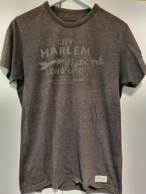 T-shirt Pull & Bear καφέ σκούρο σαν καινούργιο, μέγεθος L με γράμματα μπροστά