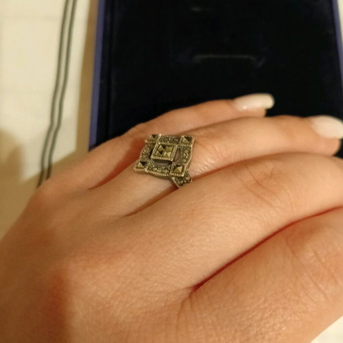 Silver women's ring like new with olive stones