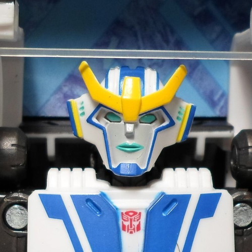 Transformers Legacy Evolution Strongarm Deluxe Class Robot new, MIB sealed