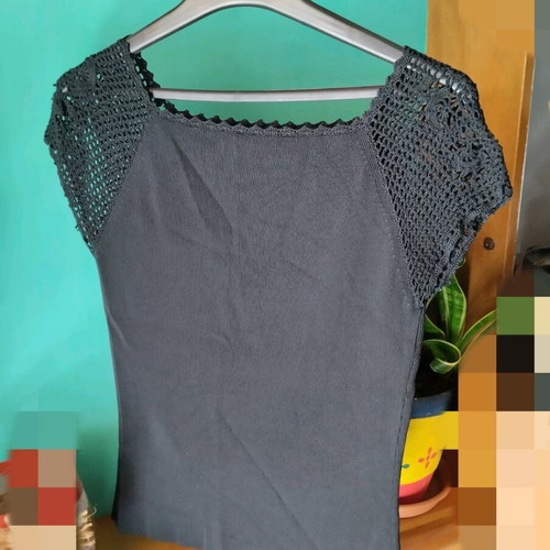 Blouse with knitted sleeve elastic like new