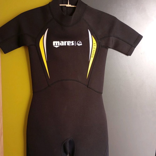Mares Junior wetsuit 2.5cm size 2 like new for water sports