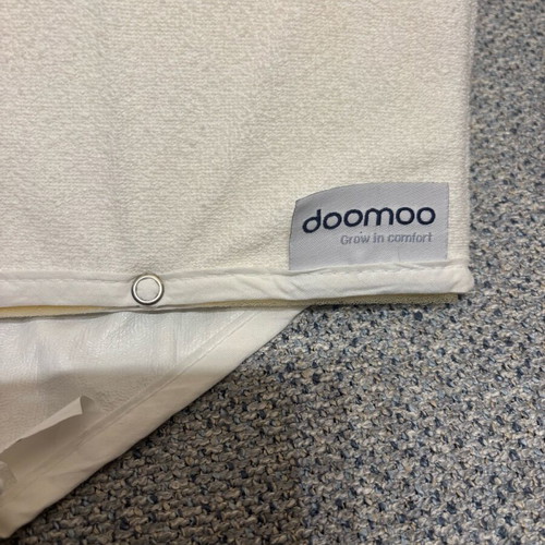 Baby sleep doomoo wedge pillow like new