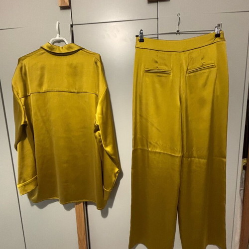 Milkwhite glossy set like new, gold