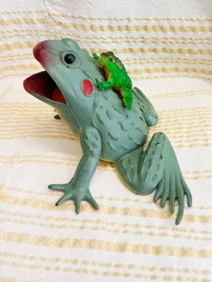 Frog toy used with sound