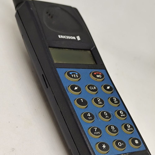 Ericsson GA628 mobile phone 1996, complete with accessories