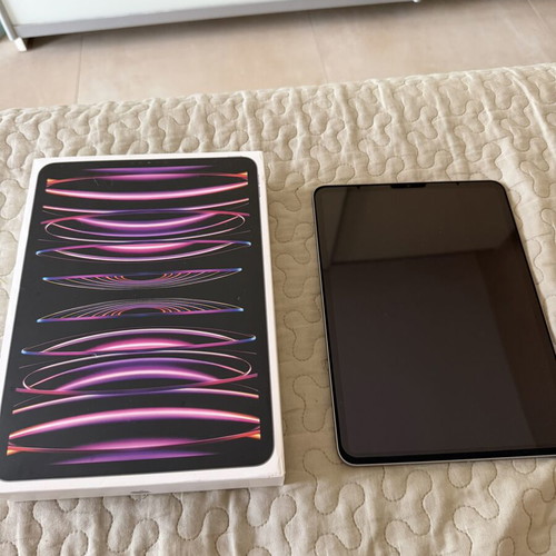 iPad Pro 11th Generation 128GB like new with original Apple case