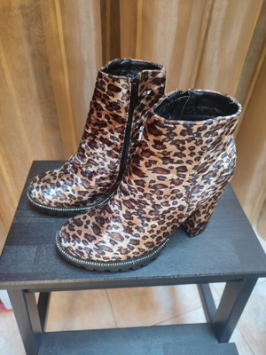 Women's leopard pony skin ankle boots like new with thick heel and rhinestones