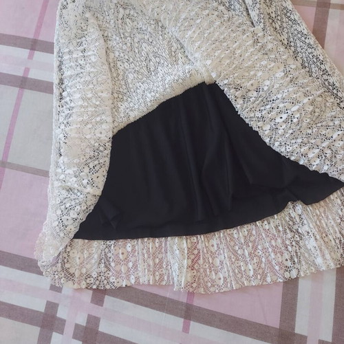 White lace skirt with black elastic waist like new, size M