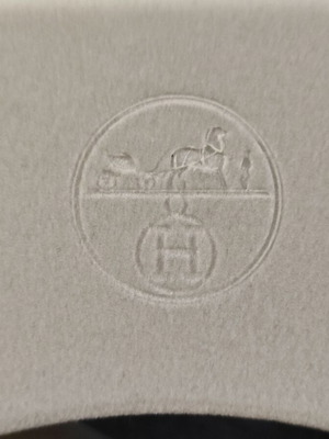 Πλαστικές κρεμάστρες ρούχων Hermes μεταχειρισμένες, σετ 2, γκρι βελούδινες