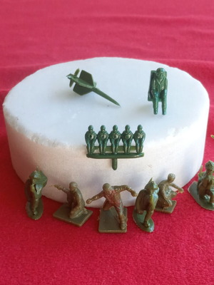 Vintage collectible miniature soldiers 1960, like new, set of 38