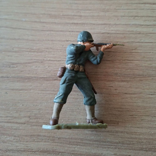 Vintage plastic military toy soldiers used, scale 1:32