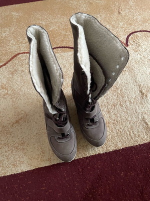 Winter boots with fur Bloom like new, size 37, beige