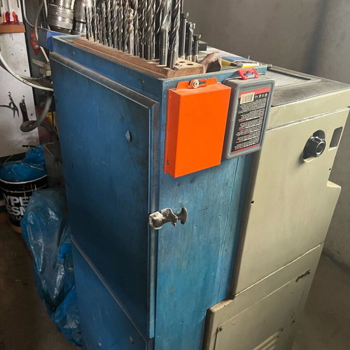 Metal lathe like new with milling head and cooling system