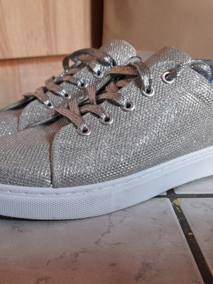 Athletic shoes new, unworn, size 41, silver
