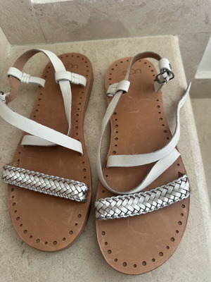 Ugg πέδιλα σαν καινούργιο, μέγεθος 41, άσπρα και ασημί