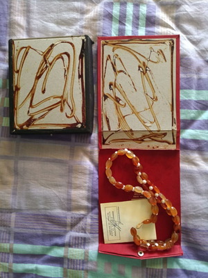 Women's agate necklace with pearls, includes case and guarantee