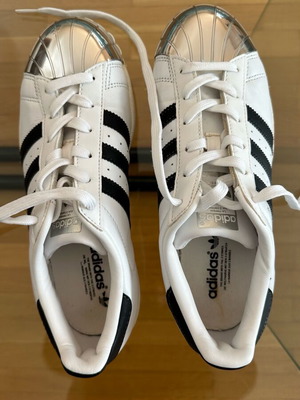 Αθλητικό γυναικείο παπούτσι Adidas Superstar σαν καινούργιο, νούμερο 38