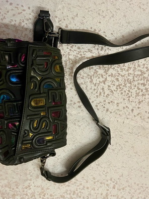 Desigual τσάντα χιαστί σαν καινούργια, μαύρη με πολύχρωμες λεπτομέρειες