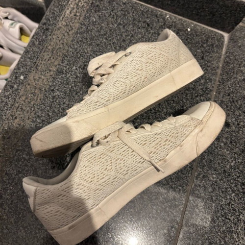 Παπουτσάκια Adidas αθλητικά μεταχειρισμένα με δαντέλα νούμερο 37,5 μπεζ