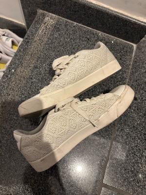 Παπουτσάκια Adidas αθλητικά μεταχειρισμένα με δαντέλα νούμερο 37,5 μπεζ