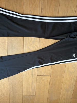 Adidas μαύρο κολλάν καμπάνα με τρεις γραμμές, small