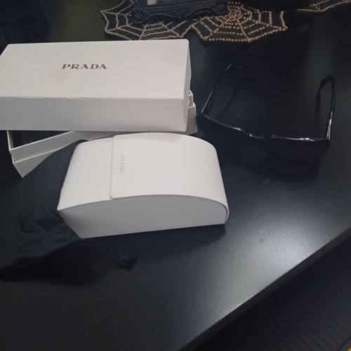 Prada sunglasses like new, black