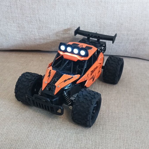 Remote control car like new with two batteries and light