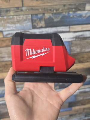 Акумулаторна лампа Milwaukee m12 700lm като ново