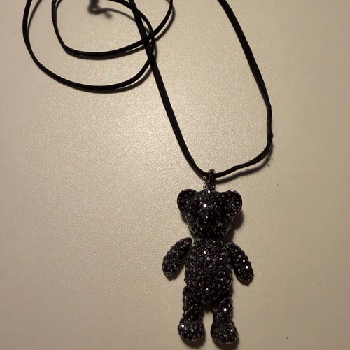 Long pendant with teddy bear 6cm like new, black