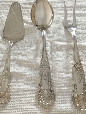 Vintage Kings Pattern Serving Set 3pcs like new with original cloth case