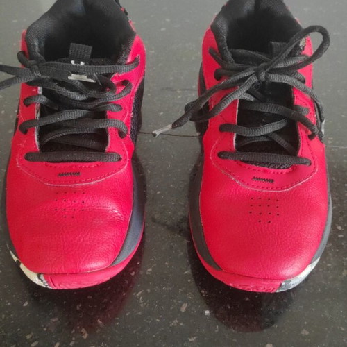 Under Armour kids basketball shoes used size 33.5