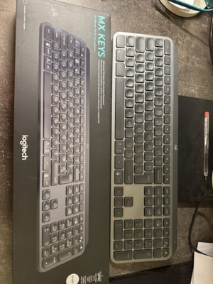 Logitech MX Keys keyboard like new with backlit and Bluetooth