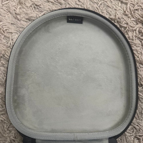 Headset carrying case like new, hard plastic protection