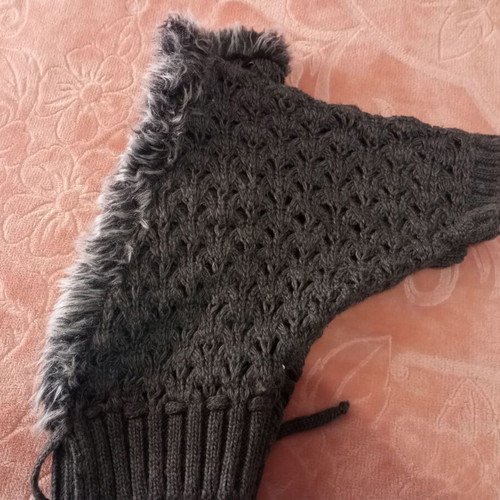 Knitted women's cardigan with fur, like new, gray, one size