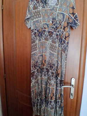 Women's long dress like new, brown, short sleeve, v-neck, decorative buttons