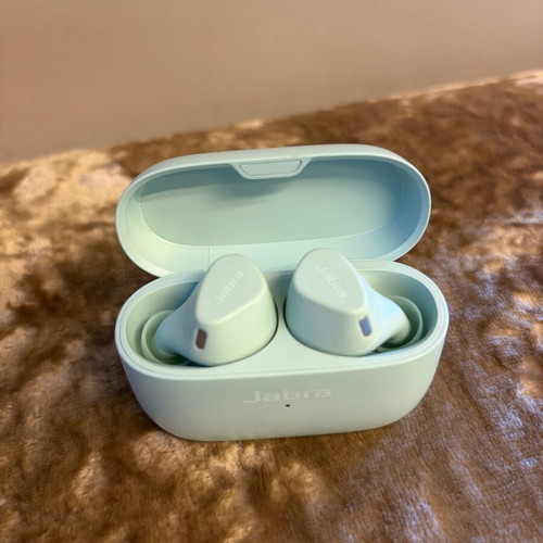 Jabra Elite 4 Active wireless earbuds mint color like new
